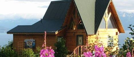 Dovetail Log Cabin | Premium bedding, individually decorated, individually furnished, desk