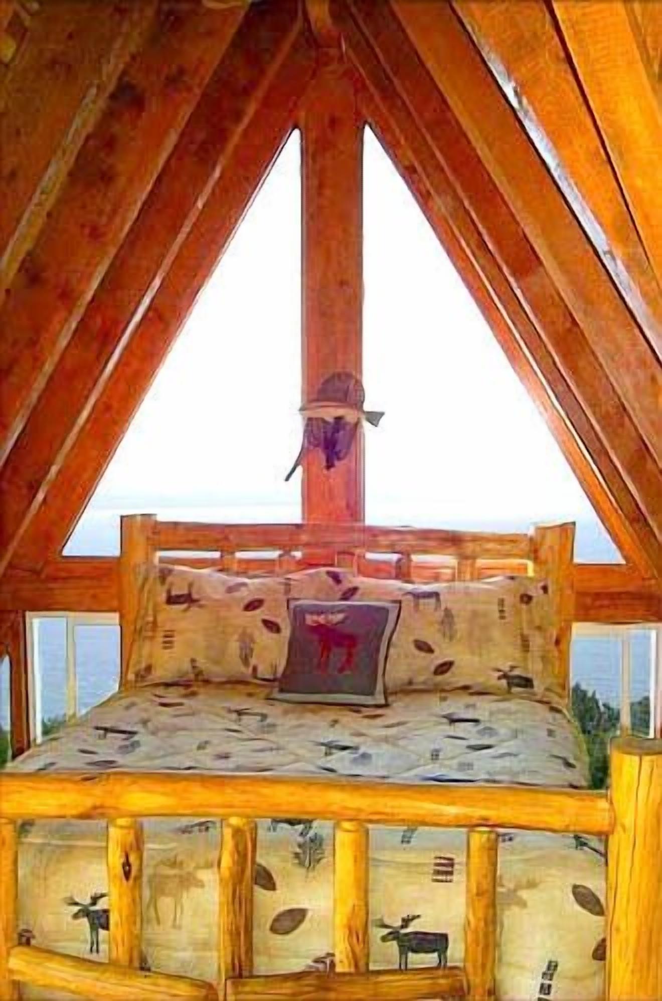Dovetail Log Cabin | Premium bedding, individually decorated, individually furnished, desk