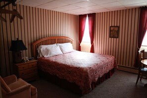 Standard Room, 1 King Bed | Desk, free rollaway beds, free WiFi, bed sheets