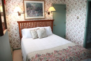Suite | Desk, free rollaway beds, free WiFi, bed sheets - The Winter Inn (Greenville)