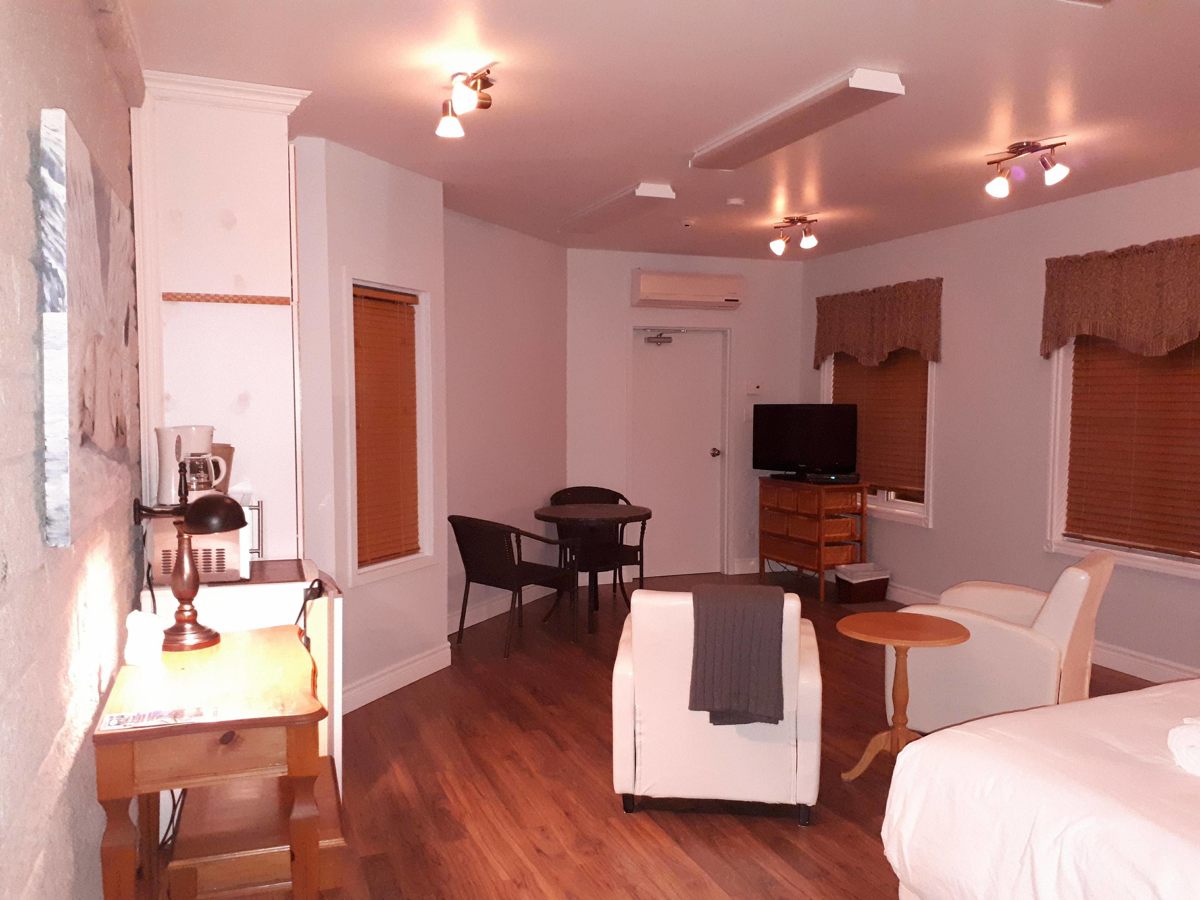 deluxe suite, 1 queen bed, river view | hypo-allergenic bedding, desk, iron/ironing board, rollaway beds