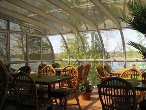 Tägliches inbegriffenes kontinentales Frühstück