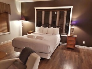 Deluxe-Suite, 1 Queen-Bett, Flussblick | Allergikerbettwaren, Schreibtisch, Bügeleisen/Bügelbrett, Zustellbetten
