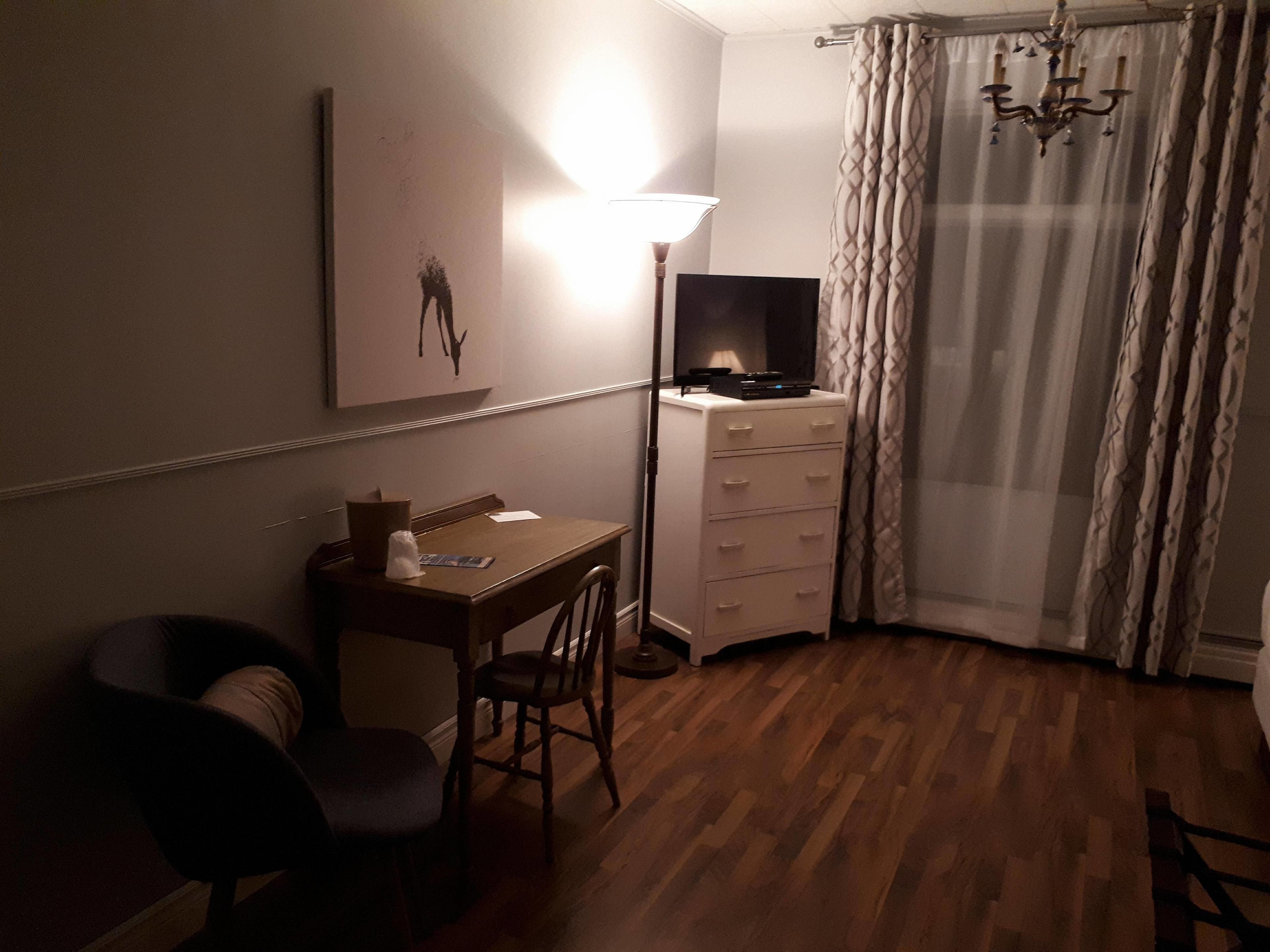 standard room, 1 double bed | hypo-allergenic bedding, desk, iron/ironing board, rollaway beds