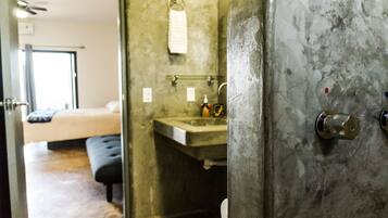 Regadera, amenidades de baño gratuitas, toallas, shampoo