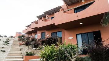 Vista frontal de la propiedad