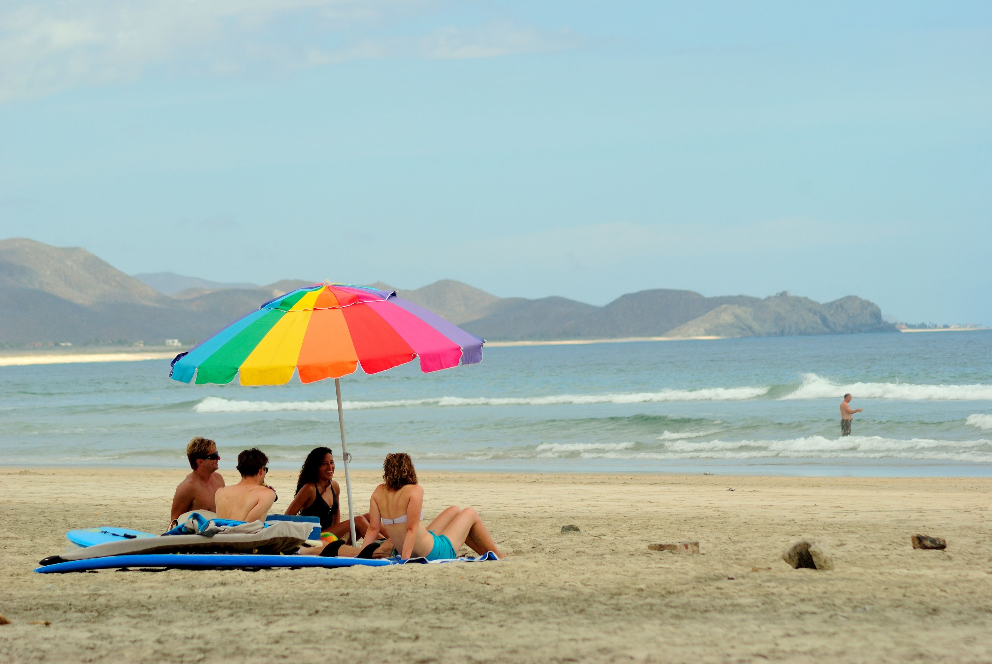 En la playa, toallas de playa y bar en la playa 