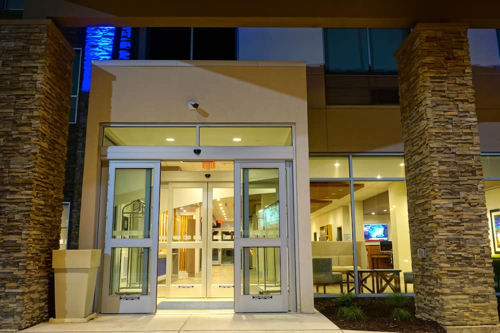 Holiday Inn Express & Suites Omaha - Millard Area by IHG