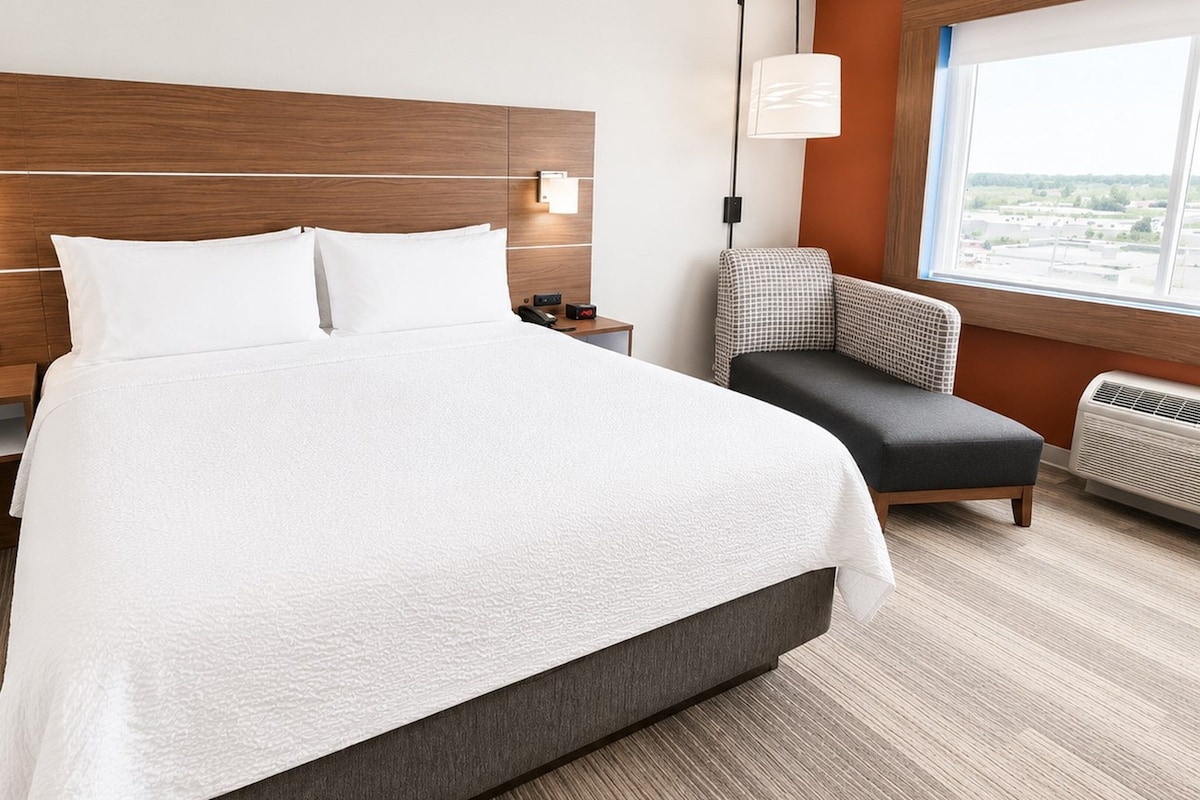 Standard Room | Desk, laptop workspace, blackout drapes, iron/ironing board
