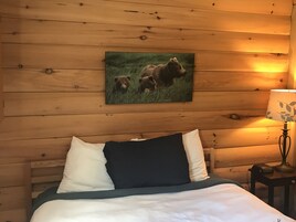 Superior Cottage w/Queen Bed and queen pullout sofa (easy water access,) | Blackout drapes, free WiFi, bed sheets