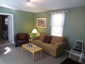 1Bedroom Cottage Double Bed/ double pullout sofa pet friendly (easy water access) | Zona de estar | Una Smart TV, un reproductor de DVD