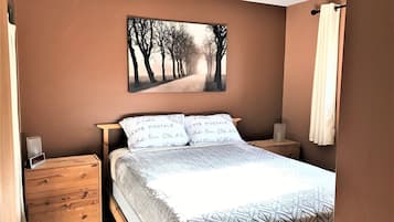 2 Bedroom Cottage w/ fireplace and full kitchen (easy water access)
