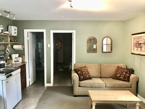 1Bedroom Cottage Double Bed/ double pullout sofa pet friendly (easy water access) | 2 bedrooms, blackout drapes, free WiFi, bed sheets