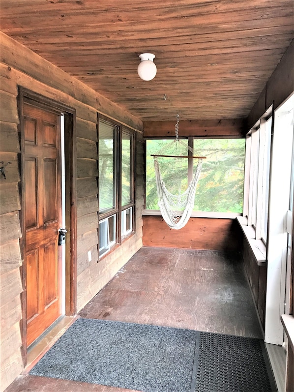 2 Bedroom Cottage w/ fireplace and full kitchen (easy water access) | Terrace/patio