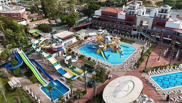 Ein Luftbild eines Resorts mit Wasserpark, Pool und Supermarkt.