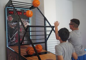 A basketball hoop with a digital scoreboard and a basketball court. - Club Aqua Plaza (Alanya)