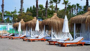 Aan een privéstrand, waterskiën, beachvolleybal