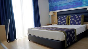 A hotel room with a bed, a nightstand, a lamp, and a painting on the wall. - Club Aqua Plaza (Alanya)