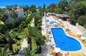 A resort with multiple swimming pools, sun loungers, and palm trees. - Club Aqua Plaza (Alanya)