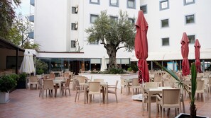 Outdoor dining - Club Aqua Plaza (Alanya)