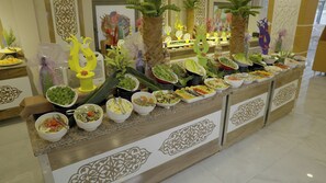 A buffet with various food items and decorative elements. - Club Aqua Plaza (Alanya)