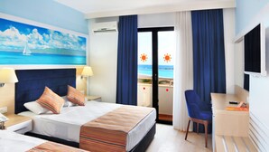 Une chambre d’hôtel avec un lit, un bureau et une chaise. Un tableau représentant un voilier est accroché au mur, et il y a une fenêtre avec des rideaux.