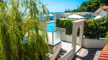 Outdoor pool, pool umbrellas, sun loungers