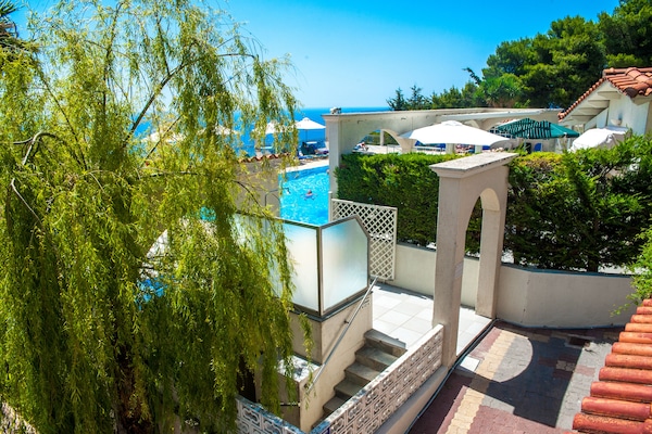 Outdoor pool, pool umbrellas, sun loungers