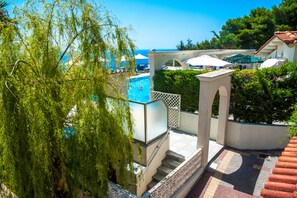 Utendørsbasseng, bassengparasoller og solsenger