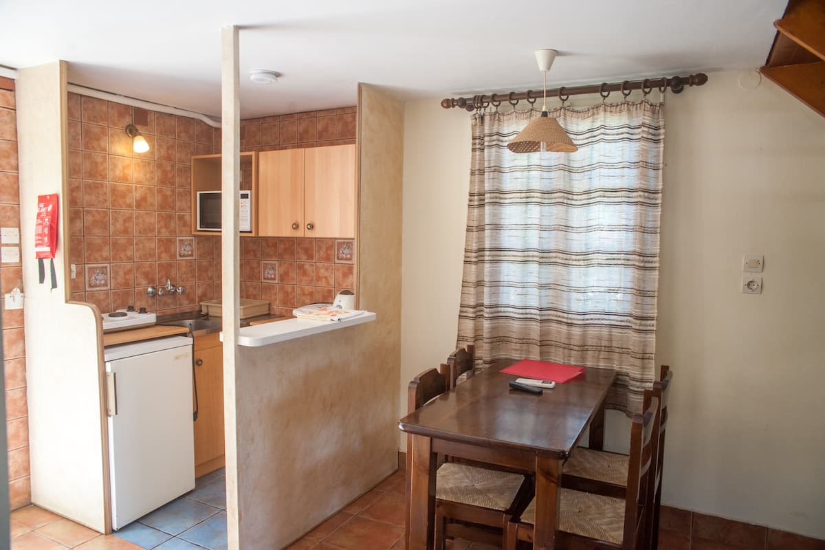 duplex, mountain view | desk, laptop workspace, iron/ironing board, bed sheets