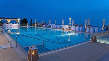 Outdoor pool, pool umbrellas, sun loungers