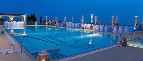 Outdoor pool, pool umbrellas, sun loungers