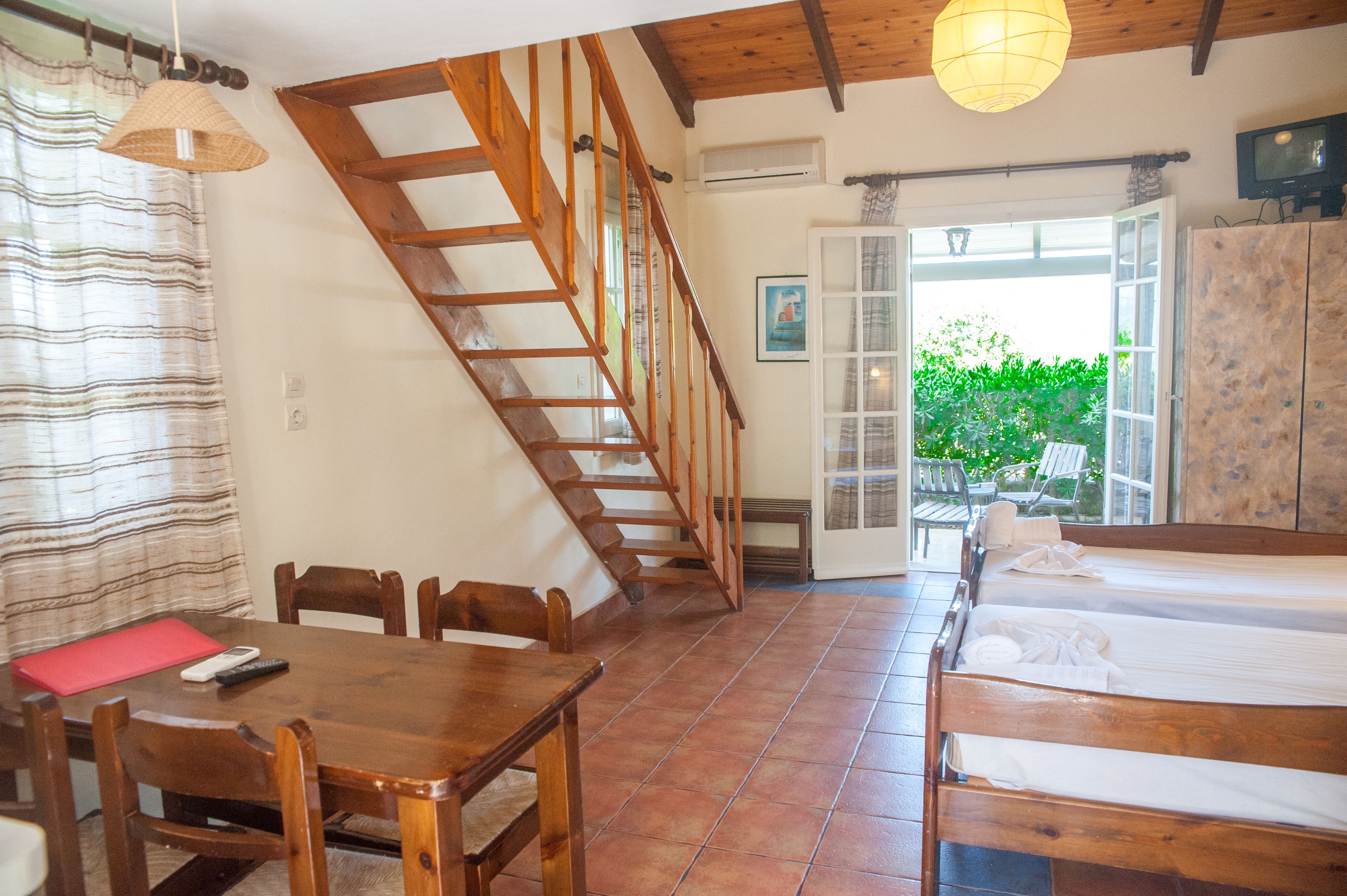 Duplex, Mountain View | Desk, laptop workspace, iron/ironing board, bed sheets