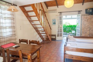 Maisonnette, uitzicht op bergen | Een bureau, een laptopwerkplek, een strijkplank/strijkijzer, beddengoed