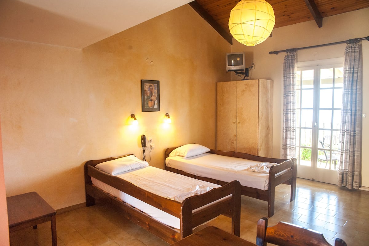 Duplex, Sea View | Desk, laptop workspace, iron/ironing board (on request), bed sheets