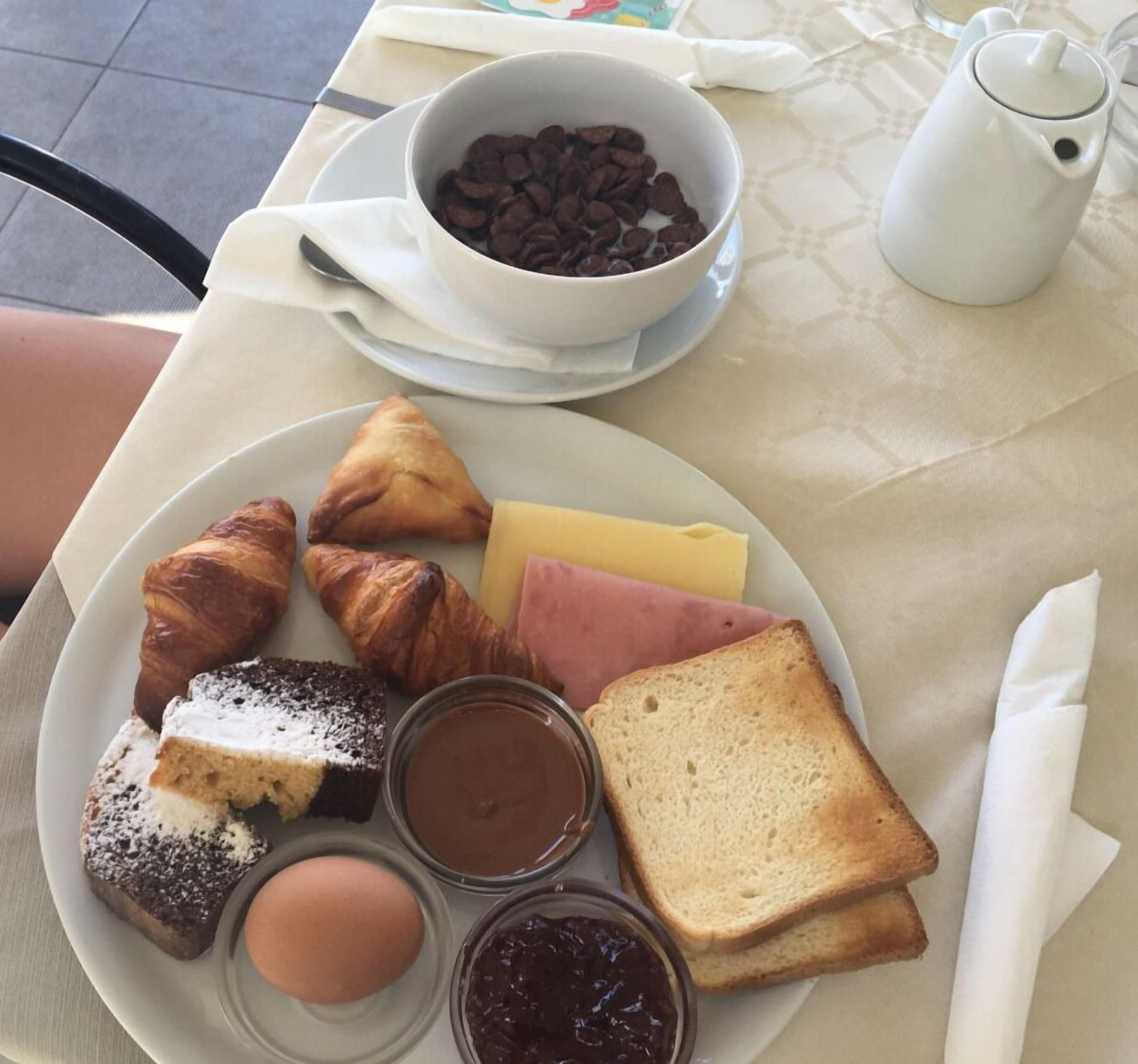 daily cooked-to-order breakfast (eur 10 per person)