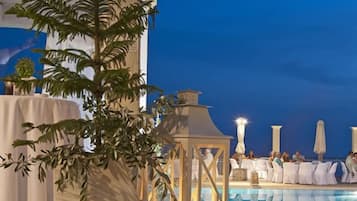 Outdoor pool, pool umbrellas, sun loungers