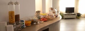 Ein reichhaltiges Buffet mit verschiedenen Speisen und Beilagen.