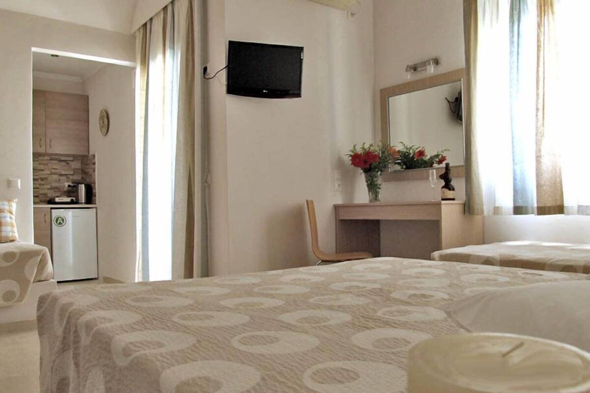 Family Studio | 1 bedroom, premium bedding, Tempur-Pedic beds, in-room safe