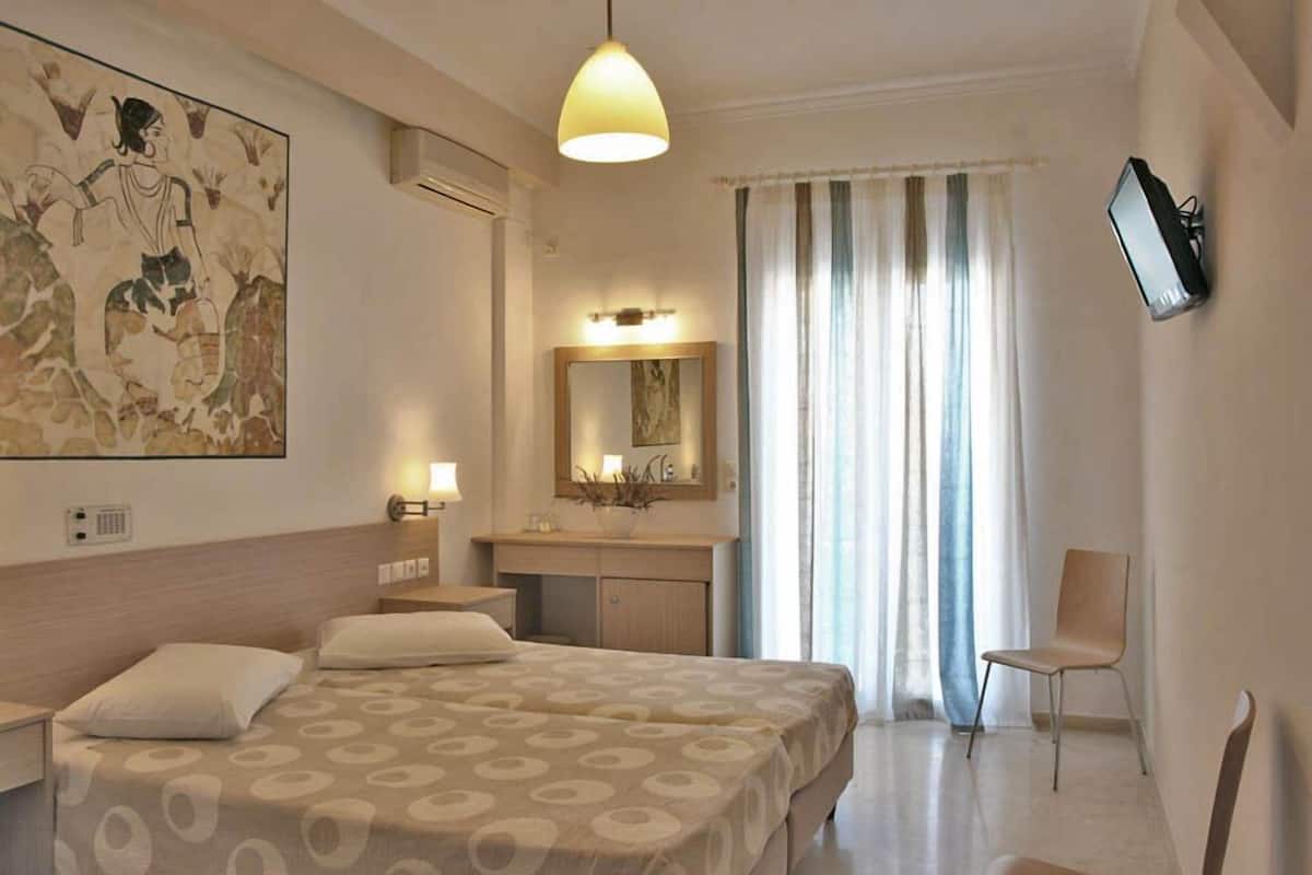 Double Room | 1 bedroom, premium bedding, Tempur-Pedic beds, in-room safe