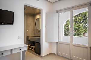 小型套房, 泳池景观 | 起居区 | 26-英寸纯平电视 （配备卫星频道）、电视