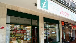 Une devanture de magasin avec une grande enseigne indiquant « Lampro » et « Agenzia Turismo ».