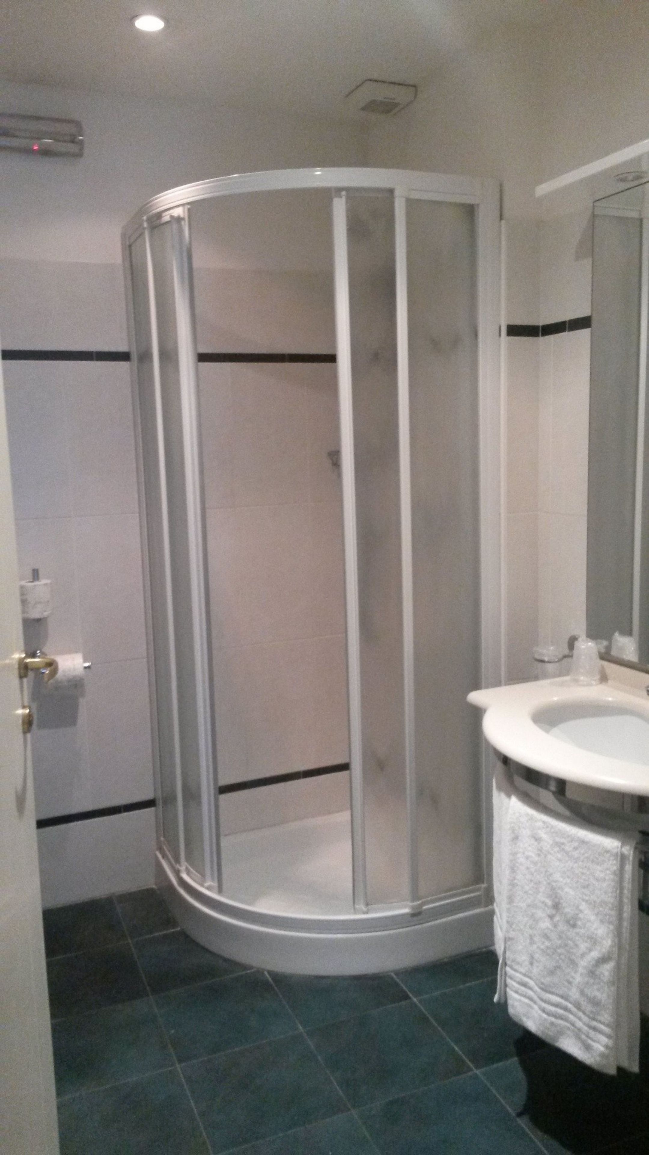 shower, free toiletries, hair dryer, bidet