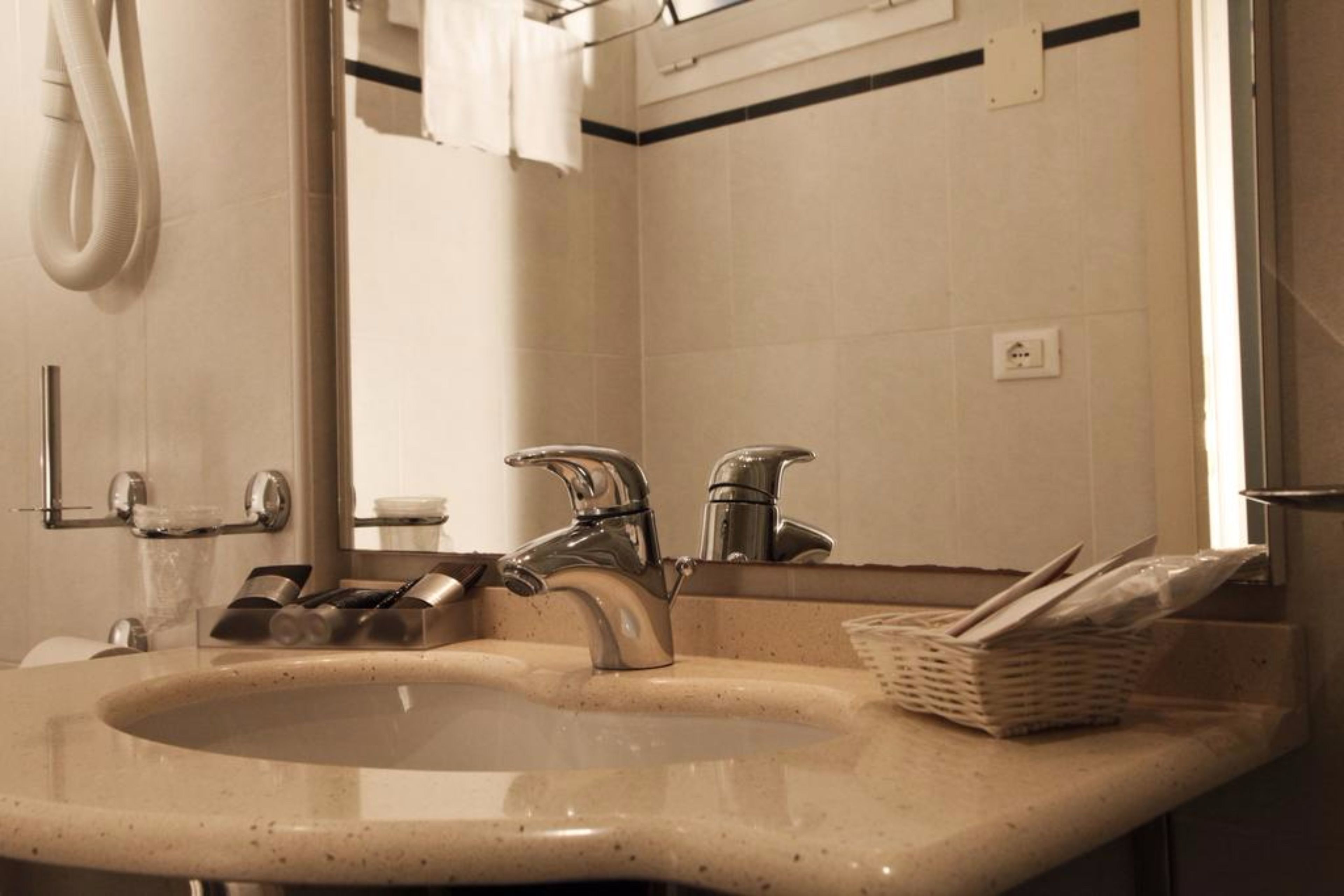 shower, free toiletries, hair dryer, bidet