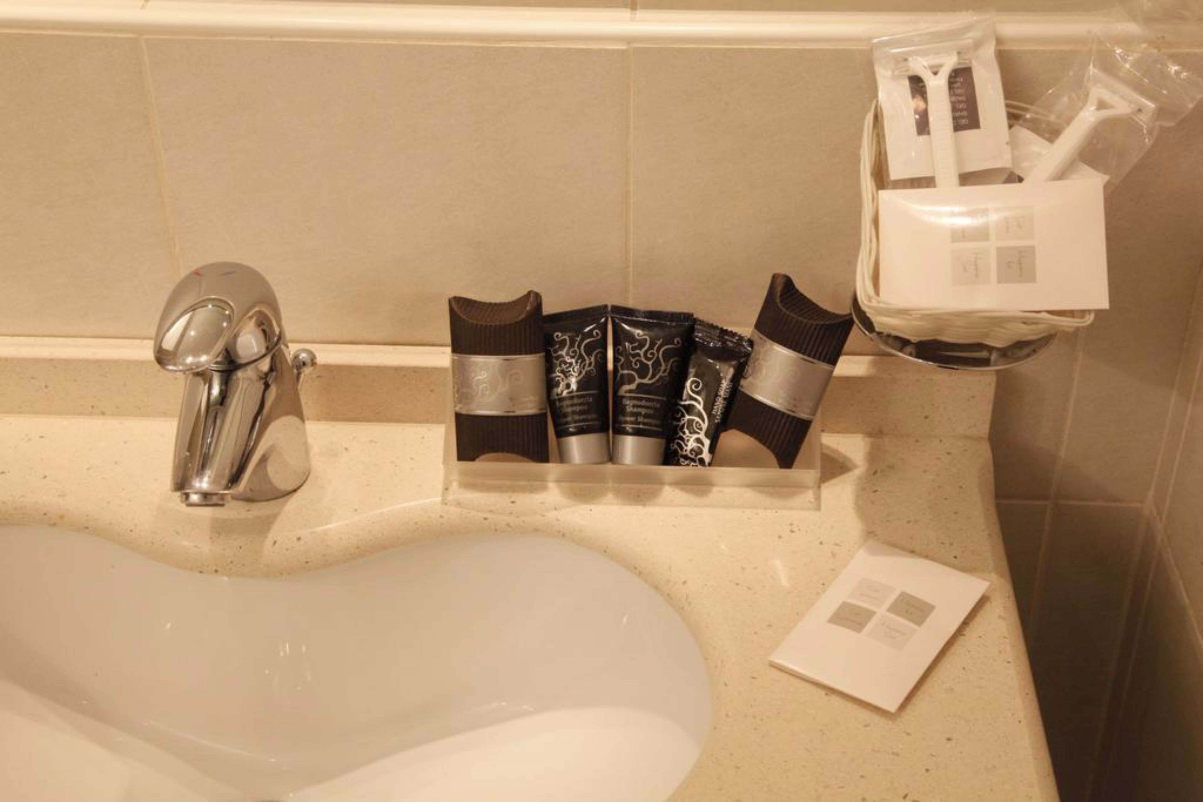 shower, free toiletries, hair dryer, bidet