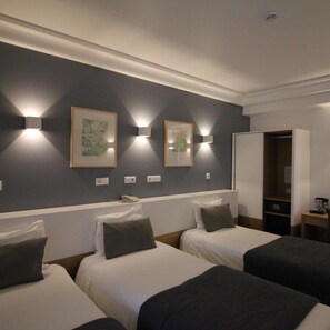 In-room safe, desk, laptop workspace, free cots/infant beds - Hotel Imperador (Lisbon)