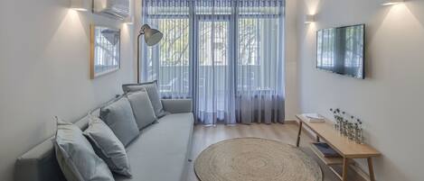 Suite Double | Área de sala de estar | Televisión de pantalla plana