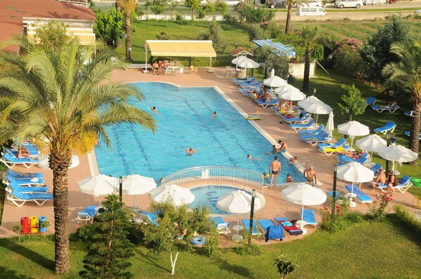 Una piscina al aire libre de temporada