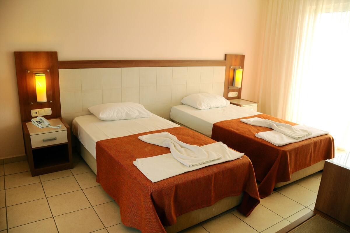 Escritorio, tabla de planchar con plancha y cunas gratuitas