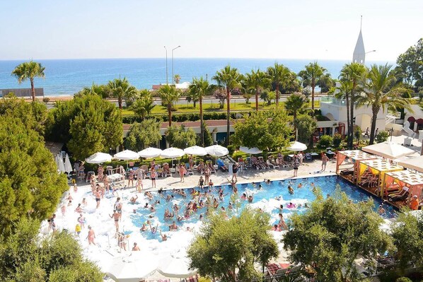 3 outdoor pools, open 7:00 AM to 7:00 PM, pool umbrellas, sun loungers - Club Sea Time Hotel (Alanya)
